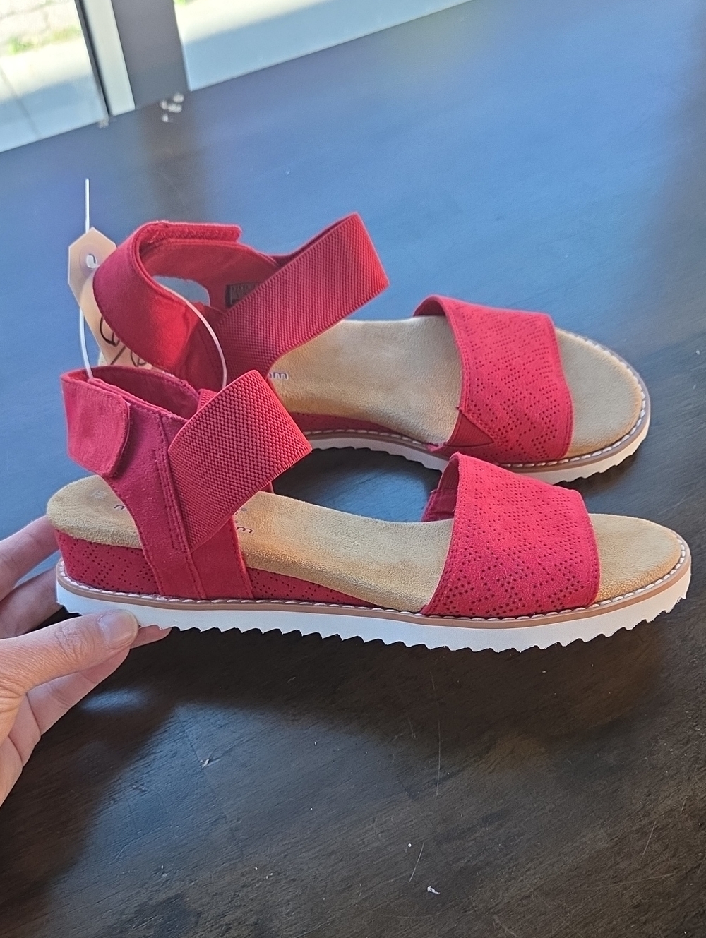 Bobs By Skechers Size 9 Women’s Red Elastic Strap Sandals Cushioned Footbed NEW